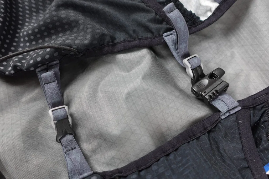 buckle-closure-before-raidlight-ultralight-12
