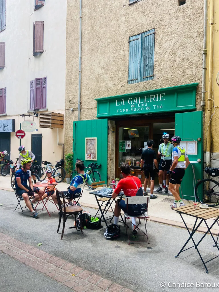 cyclistes-ravito-cafe-raf-300