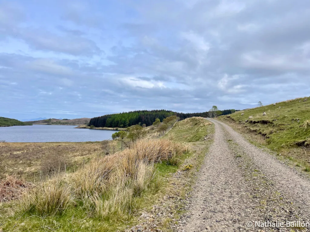 piste-gravier-direction-glenborrodale