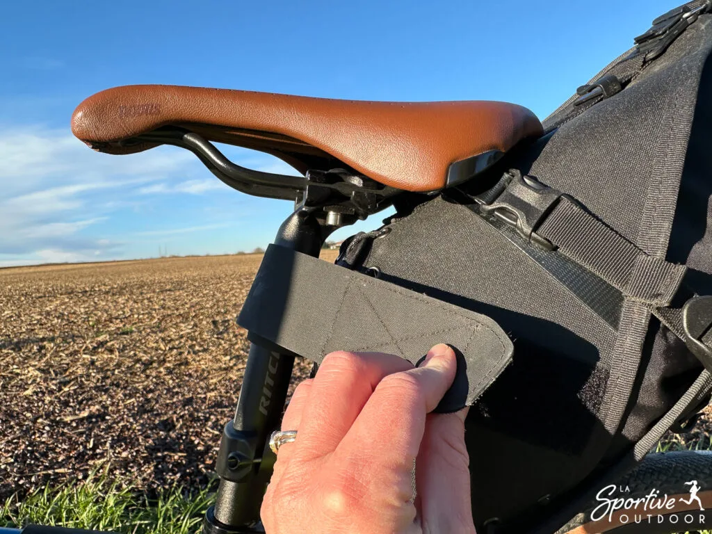 fastening-velcro-saddlebag-restrap