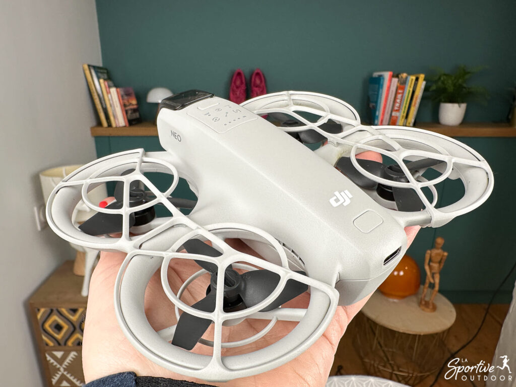 dji-neo-paume-main