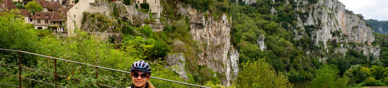 cycliste-devant-saint-cirq-lapopie