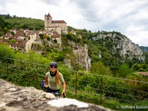 cycliste-devant-saint-cirq-lapopie