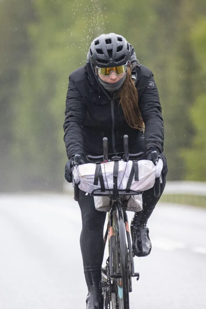 pedaler-velo-sous-pluie