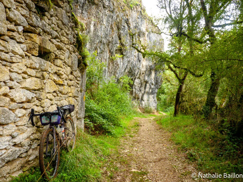 vélo-gravel-contre-un-mur