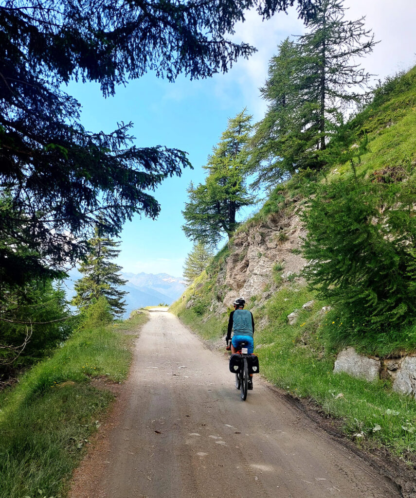 Entree de la célèbre piste Strada dell Assietta à vélo en Italie