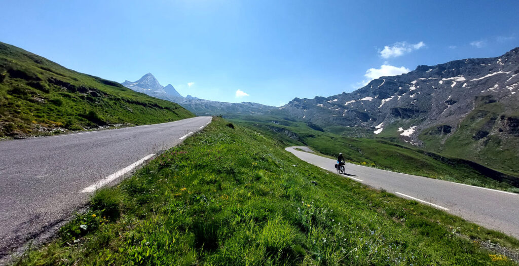 Montee du Col Agnel avec vue sur le mont Viso