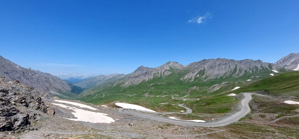 Descente depuis le Col Agnel reliant la France à l'Italie