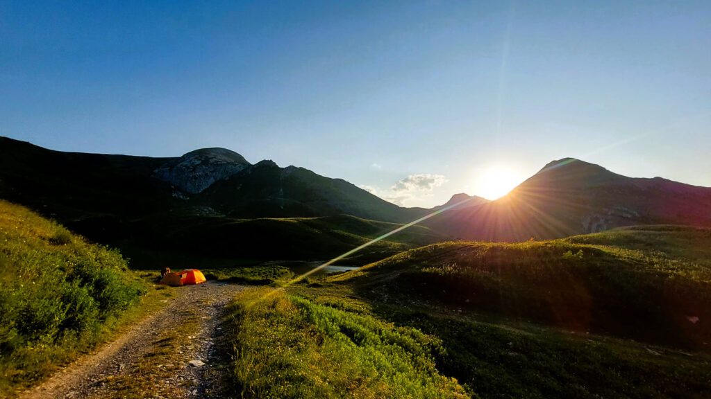 Bivouac sur la Via del Sale lors du rallye Turin-Nice