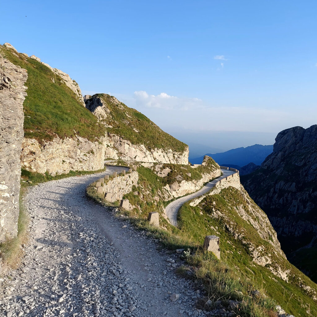 Piste de gravier sur la Via del Sale