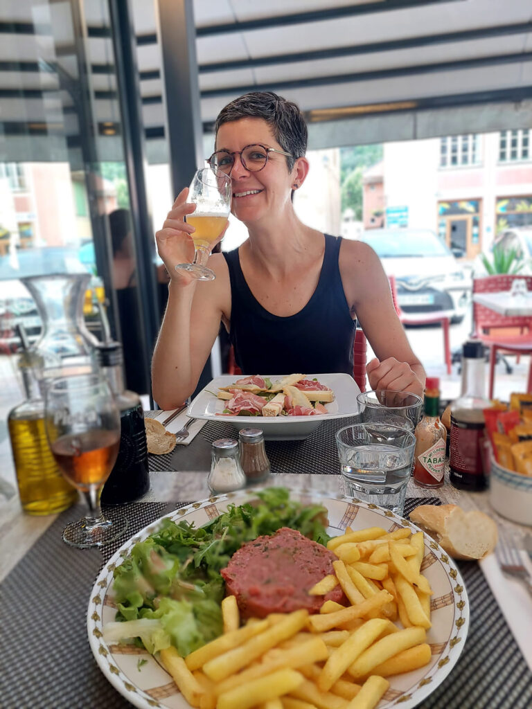 Pause ravito pour Camille Monjaret lors du rallye Turin-Nice