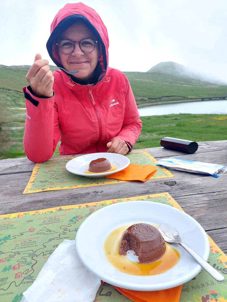 Camille Monjaret en train de manger un Bonet piémontais au chocolat