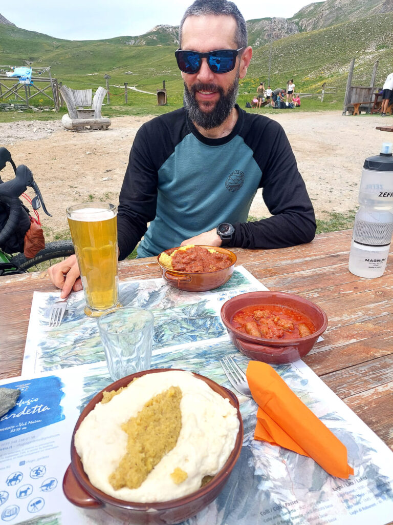 Bastien en train de manger une polenta aux saucisses