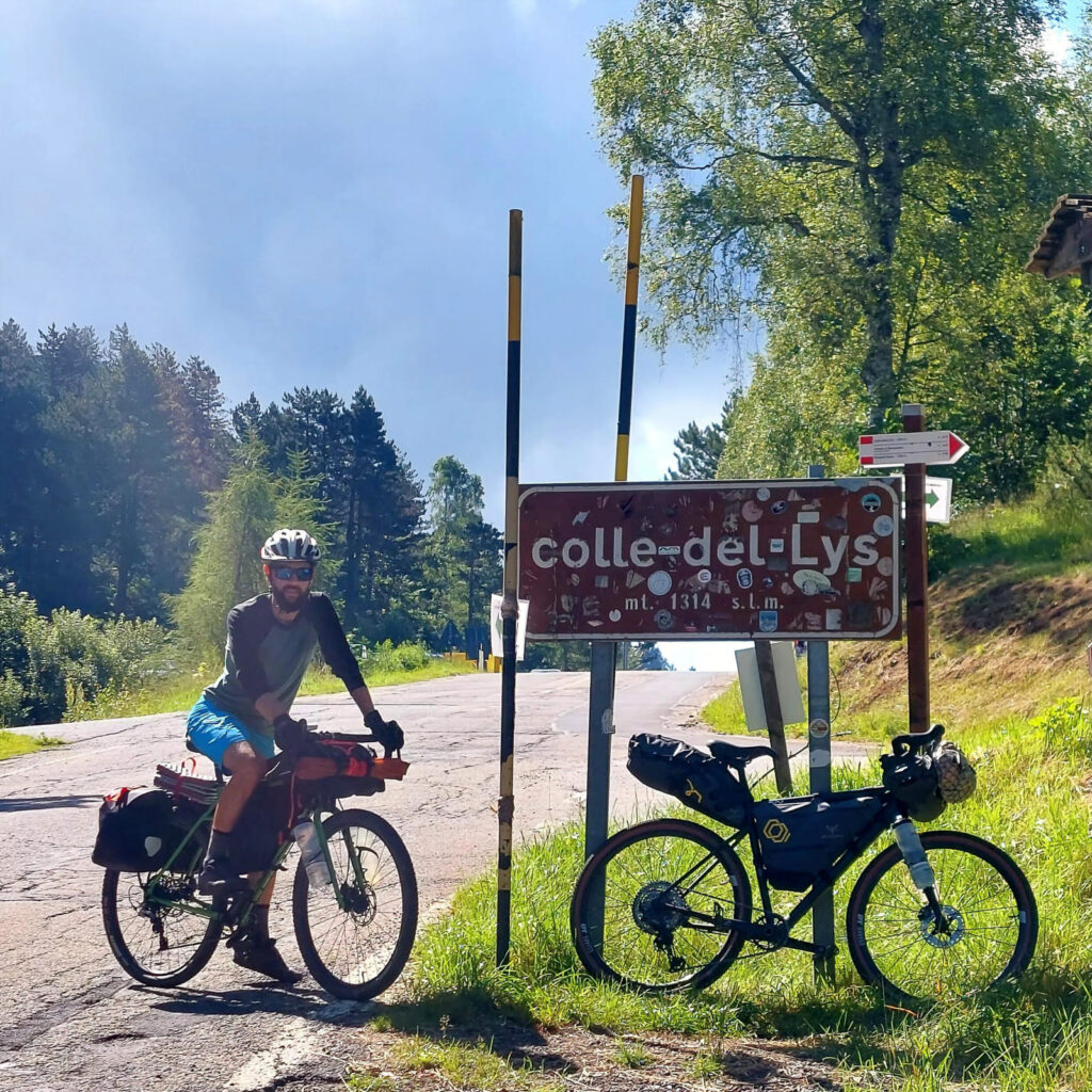 Camille Monjaret à vélo en haut du Colle del Lys (Colle del Lis) dans la région de Turoin (Italie)