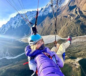 Maud Perrin, championne de parapente acrobatique