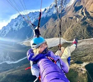 Maud Perrin, championne de parapente acrobatique