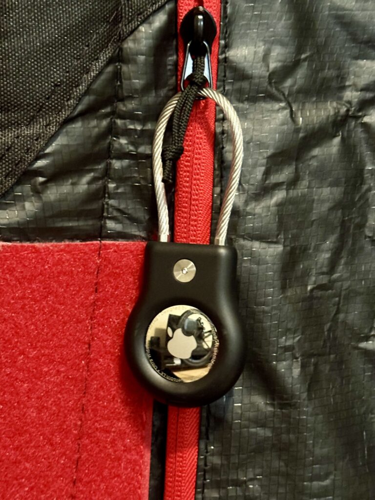 Airtag placé à l'intérieur de la boîte de transport de vélo