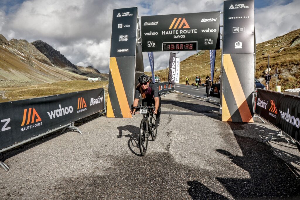 Arrivée de Nathalie Baillon sur la course Haute Route