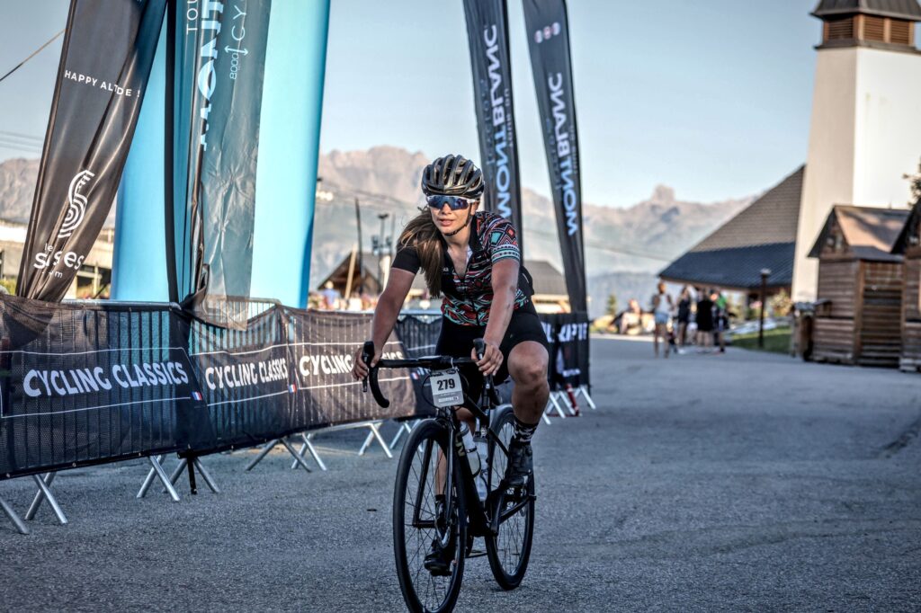 Arrivée de Nathalie Baillon sur la cyclosportive Tour du Mont-Blanc