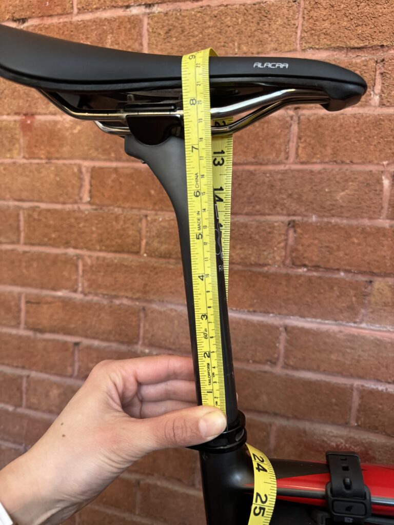 Mesure de la hauteur de selle à l'aide d'un mètre-ruban avant le démontage
