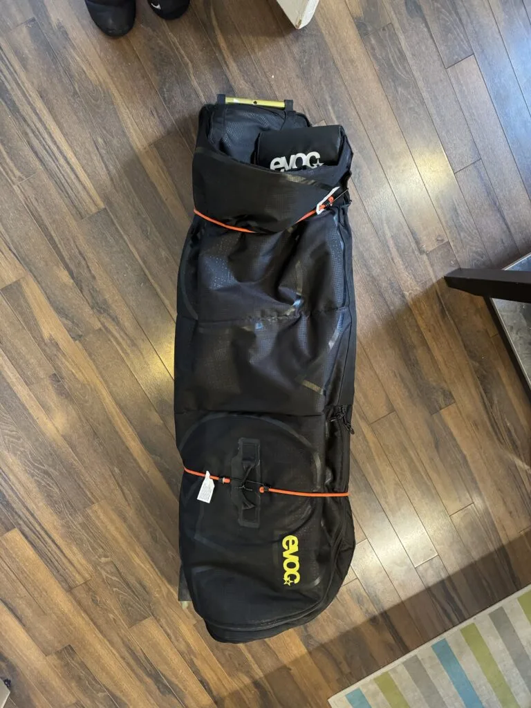Boîte de transport pour vélo compressée