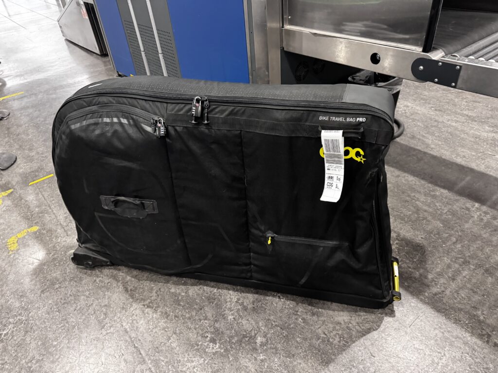 Boîte de transport pour vélo à l'aéroport, prête à embarquer