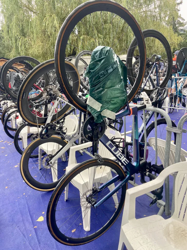 Dépot du vélo la veille de l'Embrunman au parc de transition avec protection pour la pluie