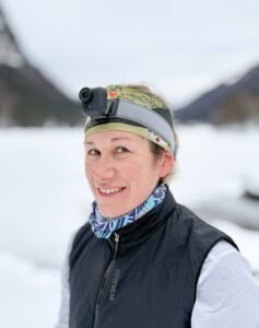 Insta360 Go Ultra fixée sur le bandeau pour le running