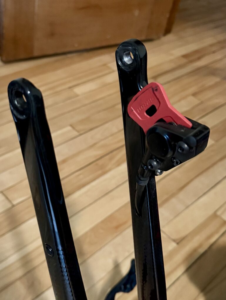 Mise en place d'un insert de frein pour protéger le frein à disque lors du transport