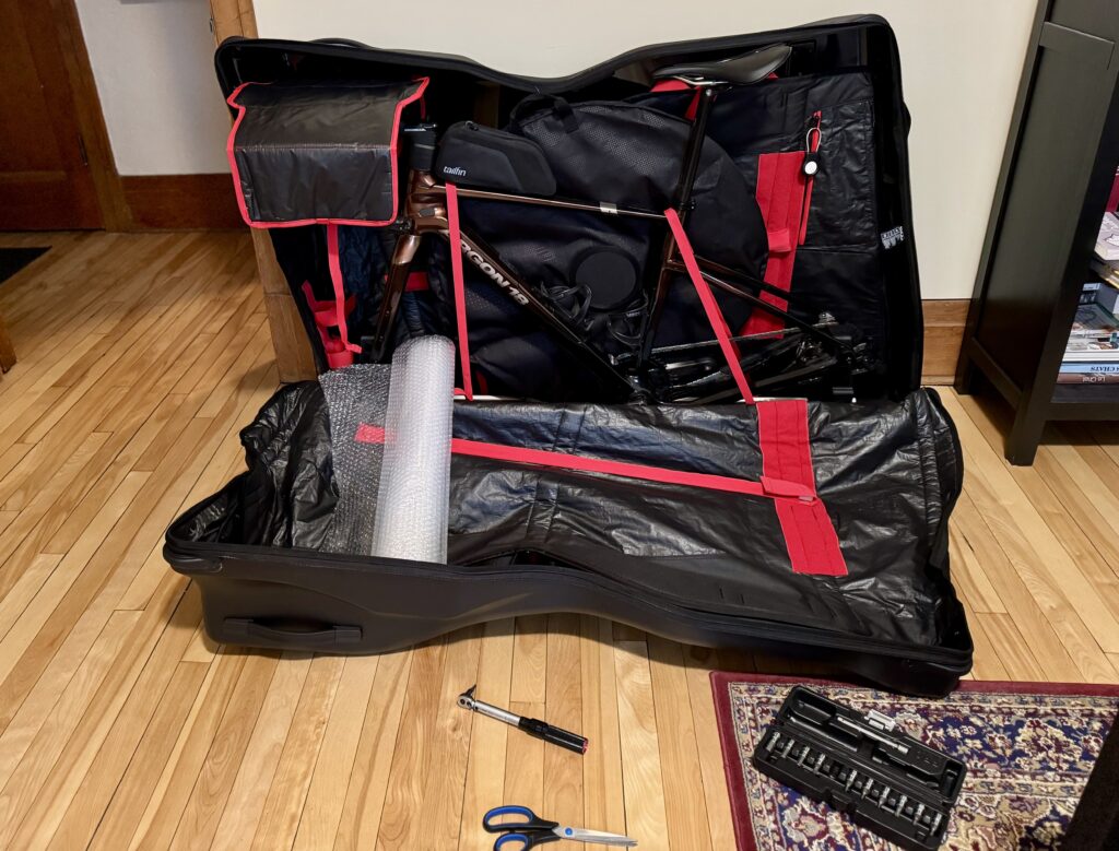 Protection supplémentaire du vélo à l'aide de mousse ou papier bulle dans la housse