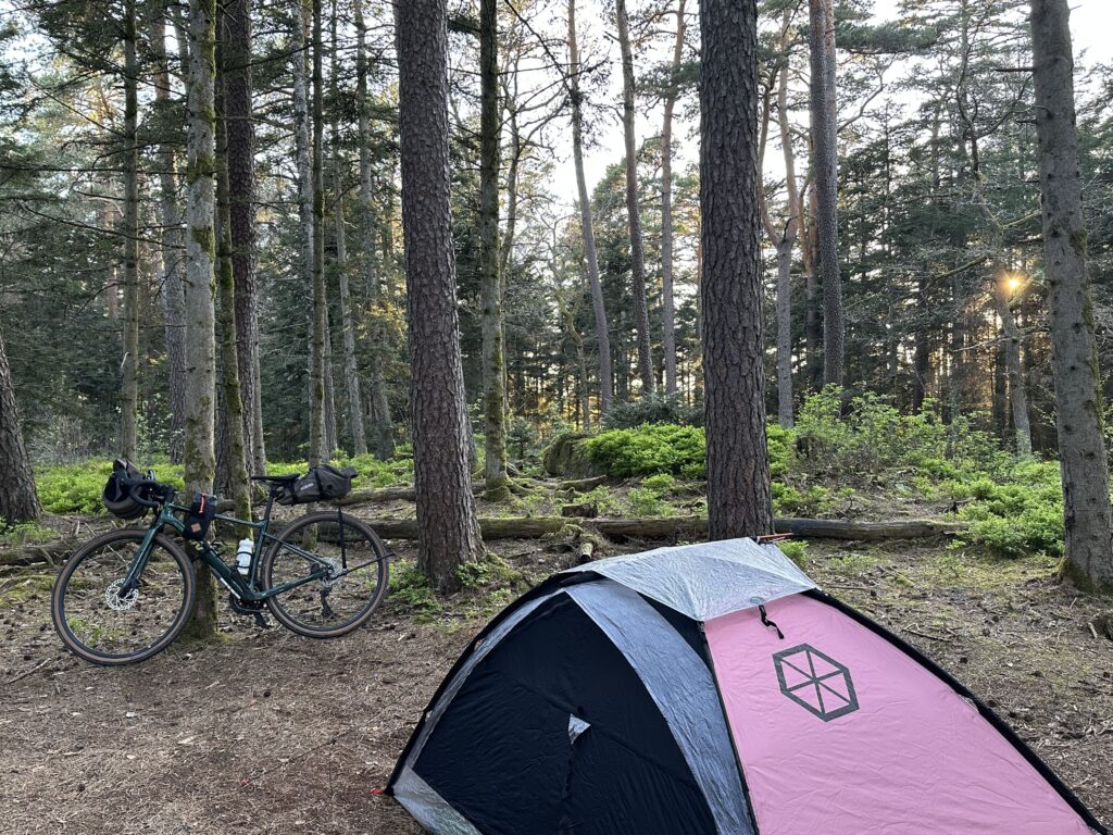 Tente de bivouac en forêt avec le vélo