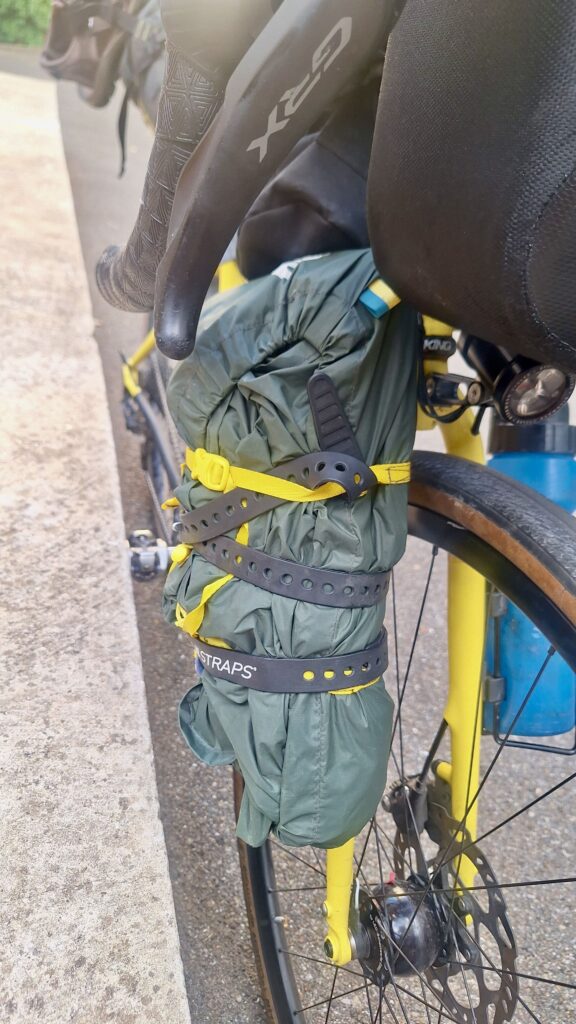 Tente fixée sur une fourche de vélo