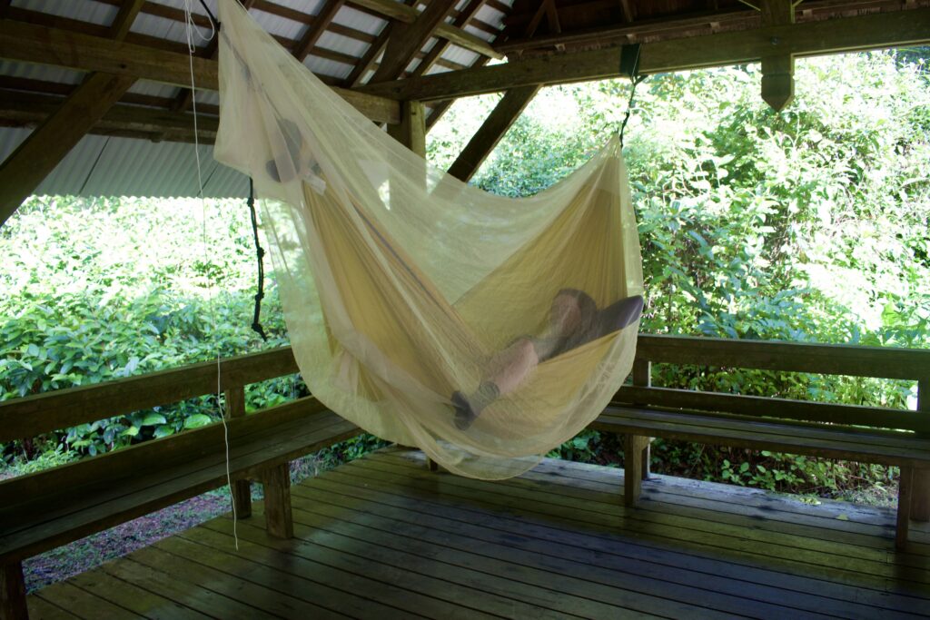 Emma dans son hamac en Guyane