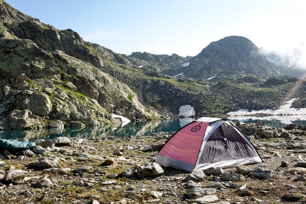 Tente monotoile Samaya installée lors d'un bivouac en montagne