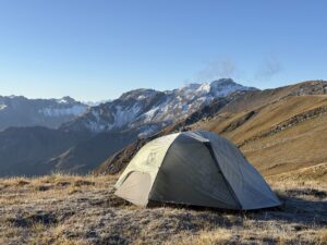 Tente dôme Nemo Dragonfly 2 personnes lors d'un bivouac en montagne