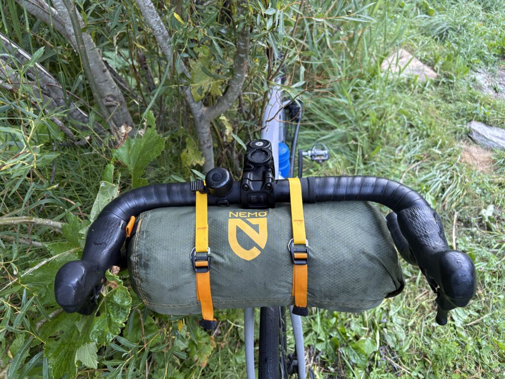 Tente Nemo Dragonfly Bikepacking 2 personnes fixée au cintre du vélo